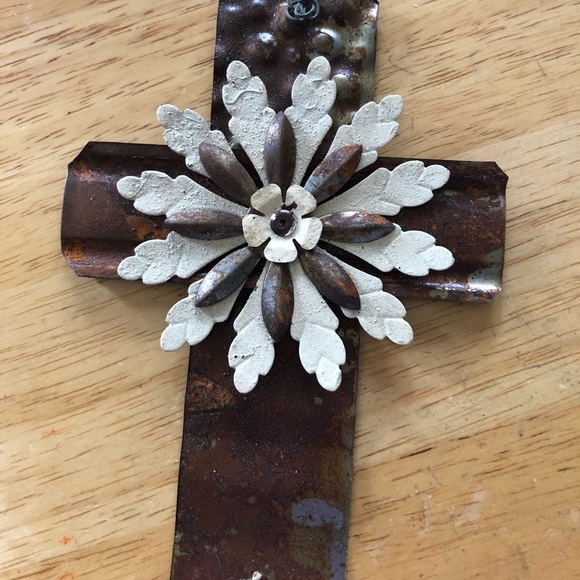 Handcrafted Rustic Metal Cross Floral - Picture 1 of 2